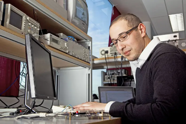 Image Informaticien informaticien/ne industriel/le : métier, études, salaire